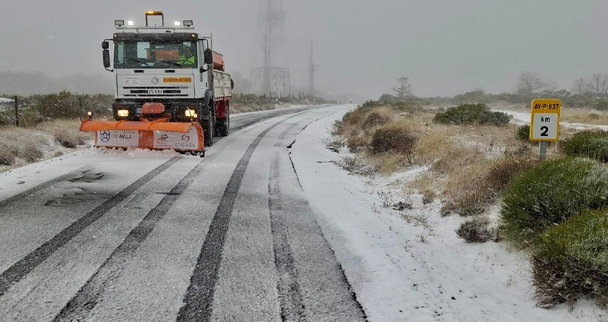 Nieve en la carretera AV-P-637 cerca de Villanueva del Campillo.