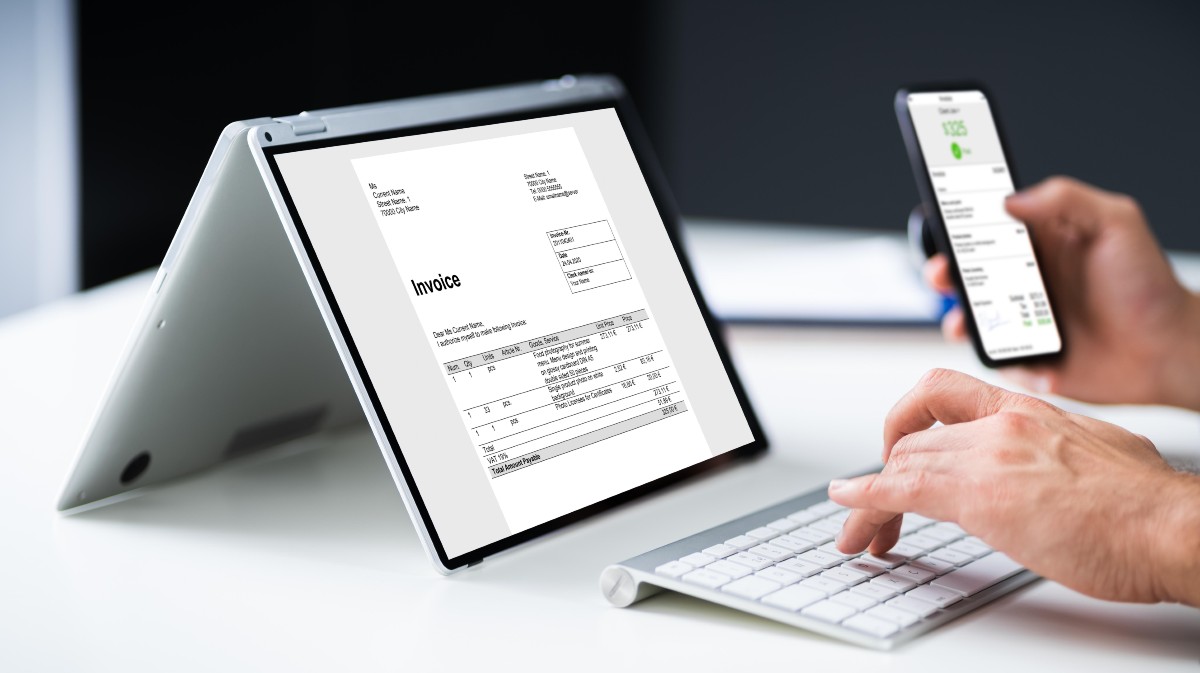 Una persona tramita una factura electrónica.