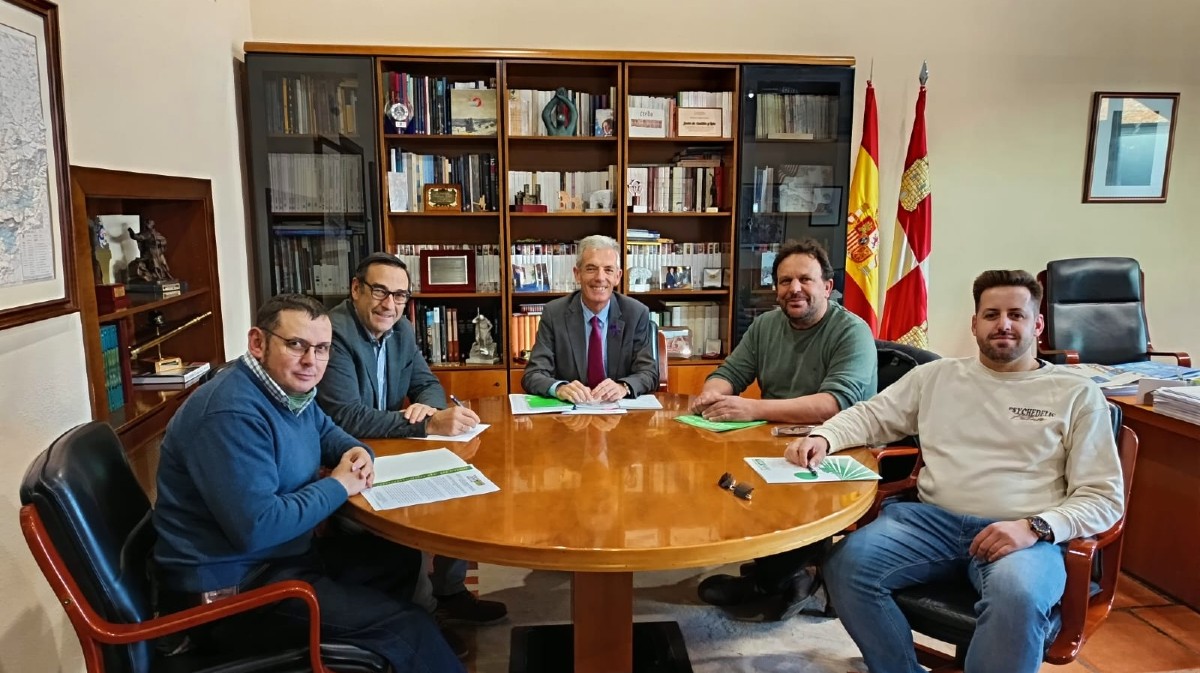 Representantes de UCCL con el delegado territorial de la Junta en Ávila.