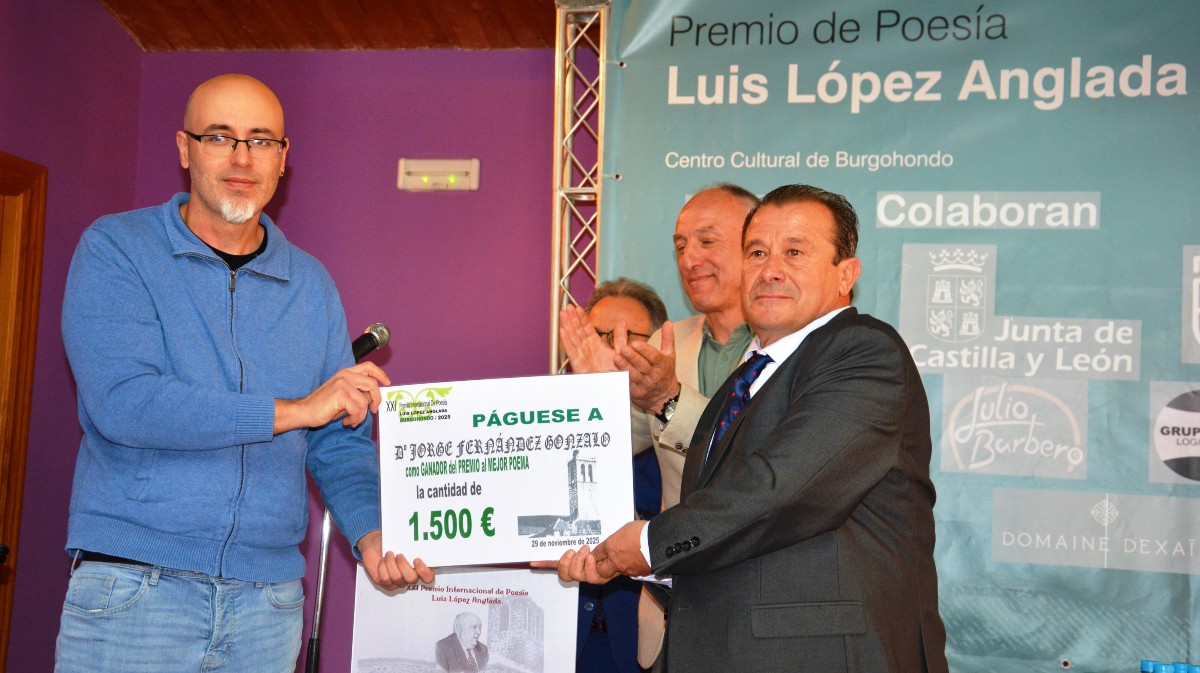 Jorge Fernández recibe el Premio Internacional de Poesía Luis López Anglada.
