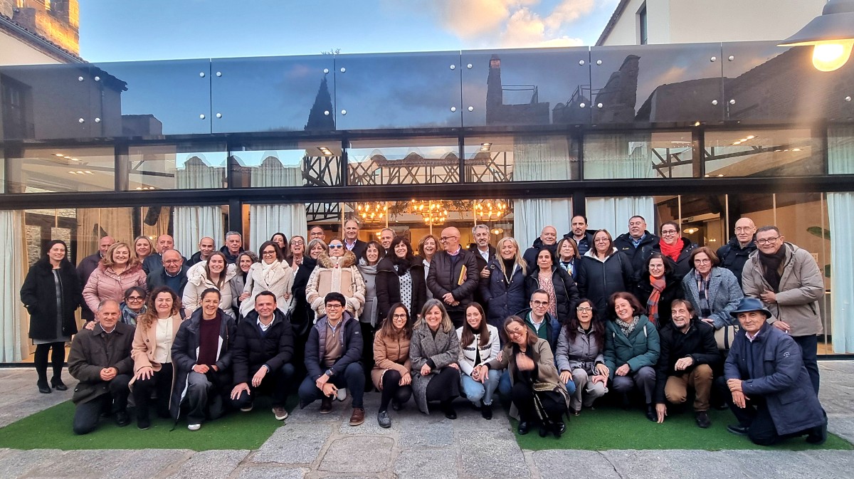 Los compañeros de Jesús Ferrer le despiden tras su jubilación.