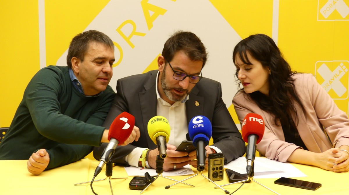 Óscar Jiménez, portavoz de Por Ávila en la Diputación, con Carlos González y Esther González.