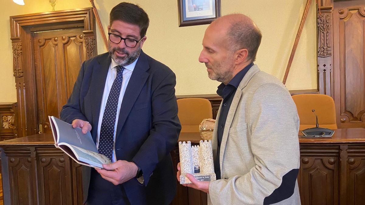 El alcalde de Ávila recibe al de Orense, Gonzalo Pérez Jácome.