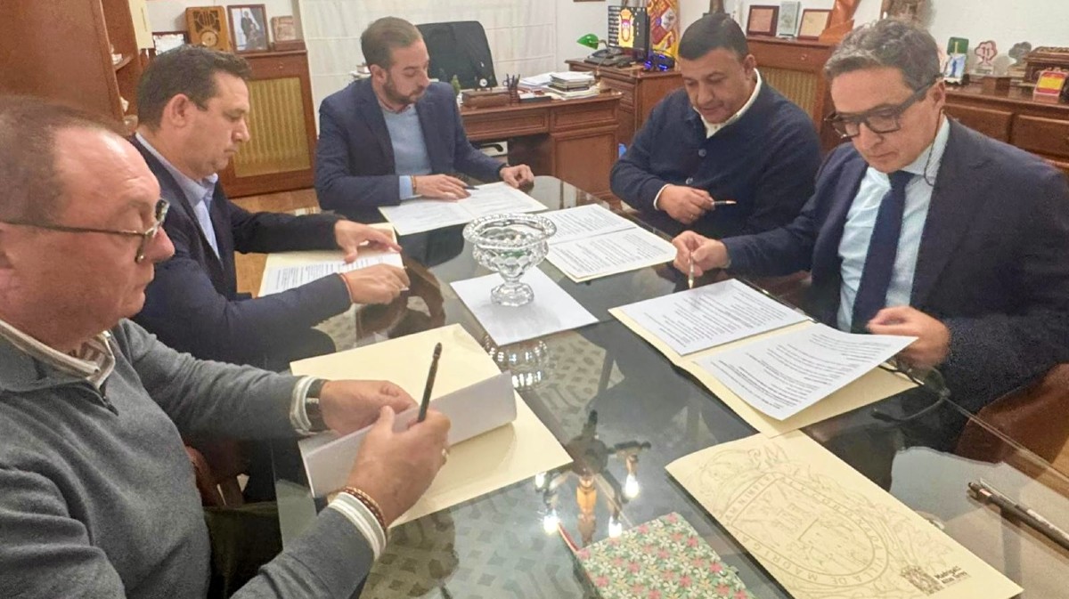 Reunión con el rector de la USAL en el Ayuntamiento de Madrigal.