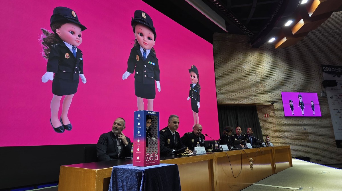 Presentacion de Gala, la muñeca de la Policía Nacional.