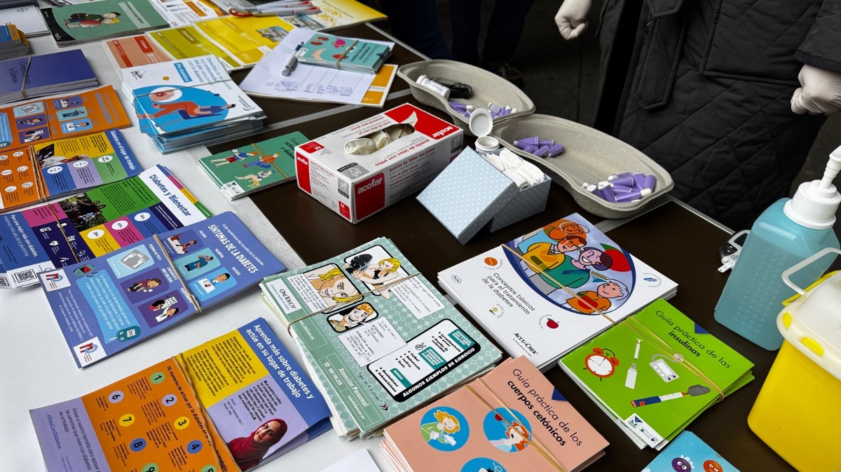 Mesa informativa de la Asociaci&oacute;n de Diab&eacute;ticos abulenses