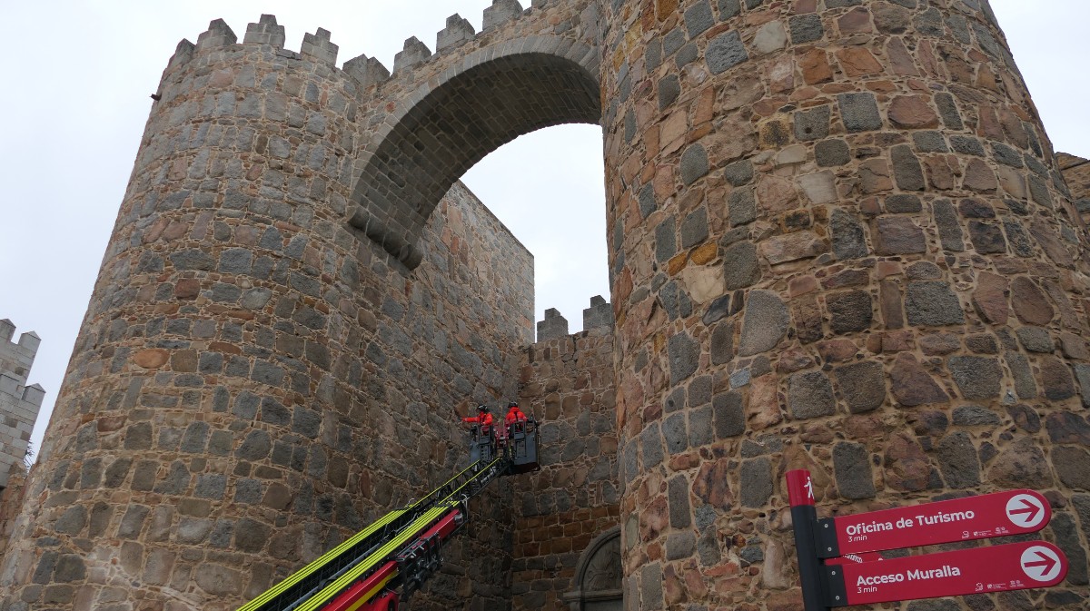 Los bomnberos revisan la muralla para compronar si ha habido desprendimientos.
