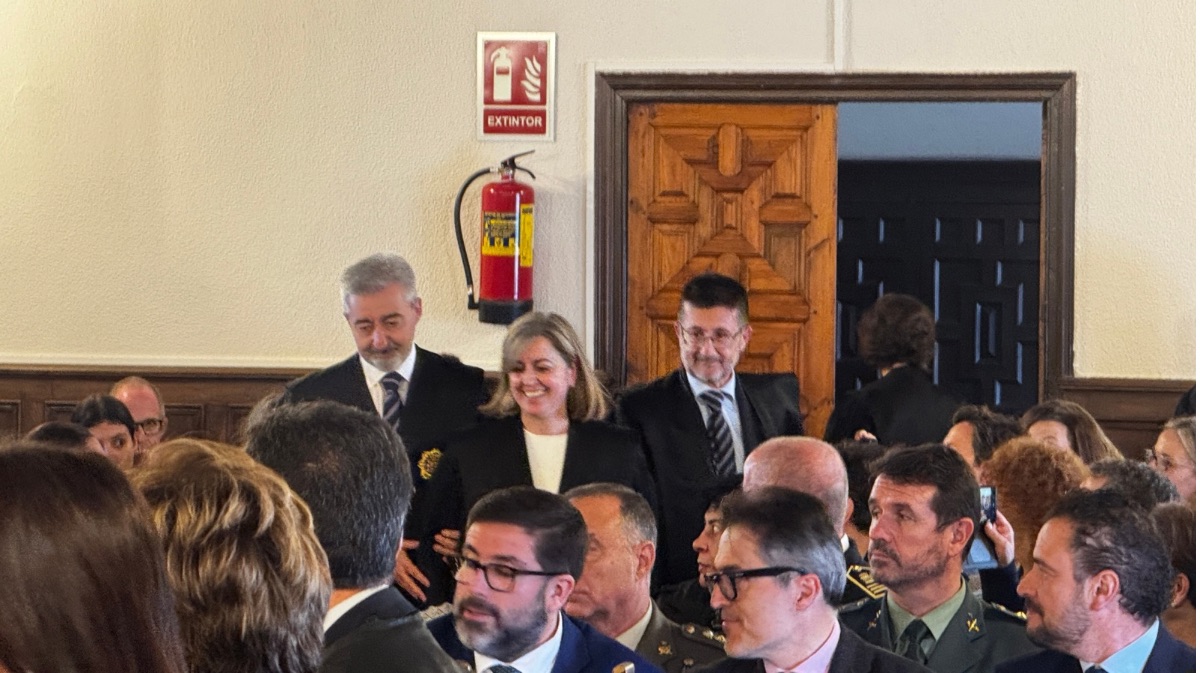 María del Carmen Barberán acompañada por los fiscales que la han apadrinado