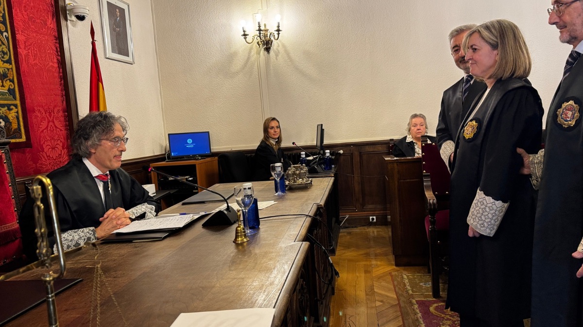 María del Carmen Barberán acompañada por los fiscales que la han apadrinado