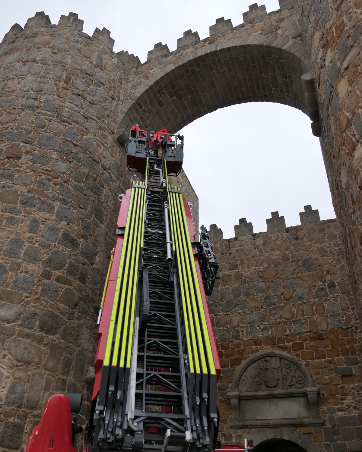 Los bomnberos revisan la muralla para compronar si ha habido desprendimientos.