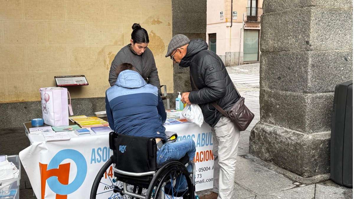 Mesa informativa de la Asociaci&oacute;n de Diab&eacute;ticos abulenses