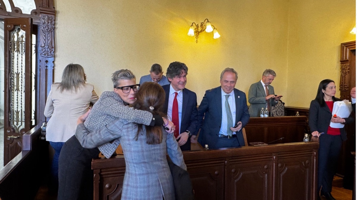 Por Ávila y PSOE se funden en besos y abrazos