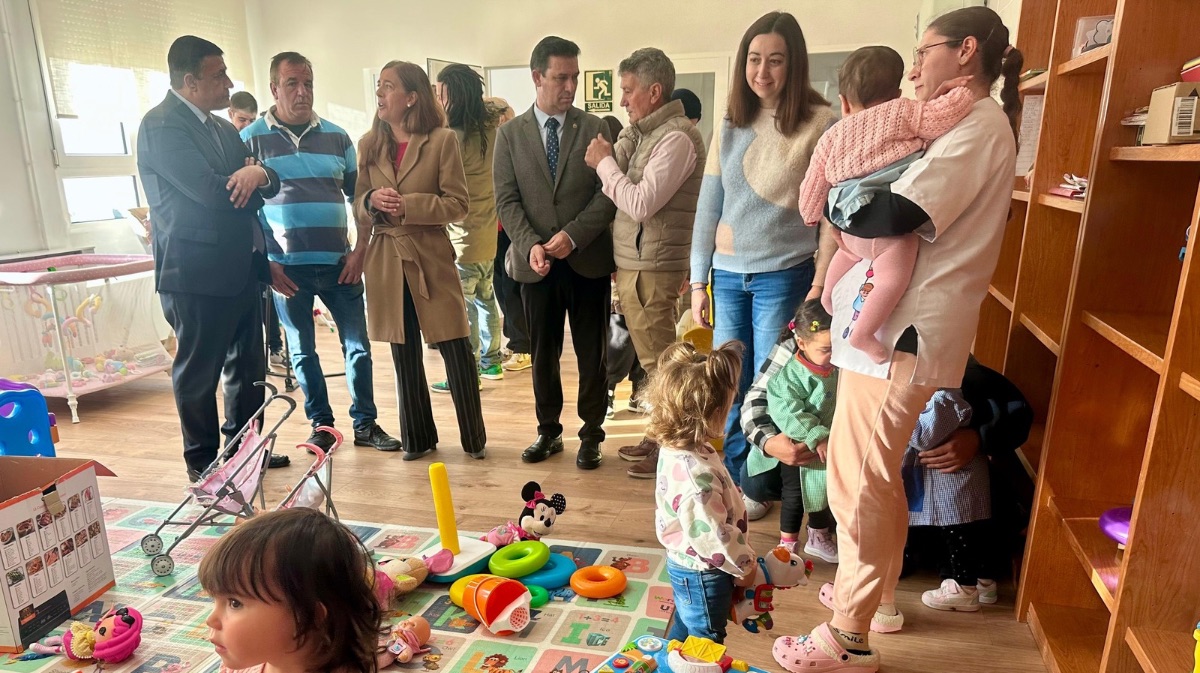 Las instituciones visitan la nueva guarder&iacute;a en Flores de &Aacute;vila