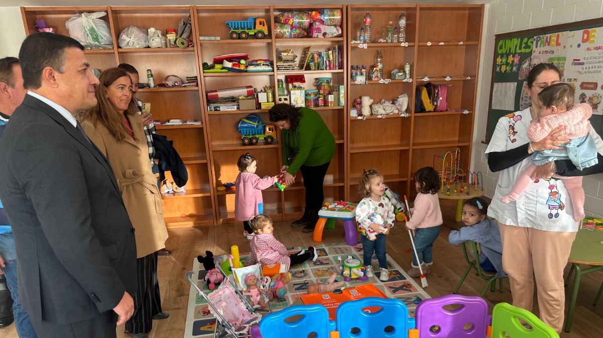 Las instituciones visitan la nueva guarder&iacute;a en Flores de &Aacute;vila