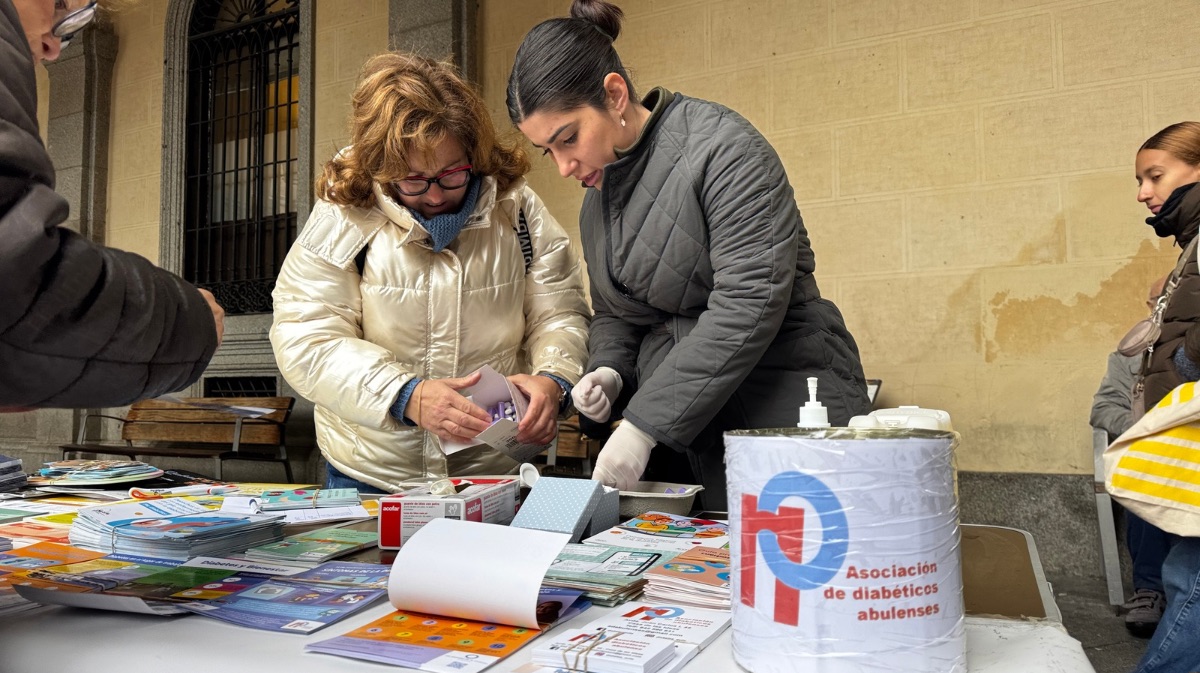Mesa informativa de la Asociaci&oacute;n de Diab&eacute;ticos abulenses