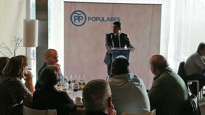 Carlos Garc&iacute;a se dirige a los militantes del PP en el encuentro navide&ntilde;o.