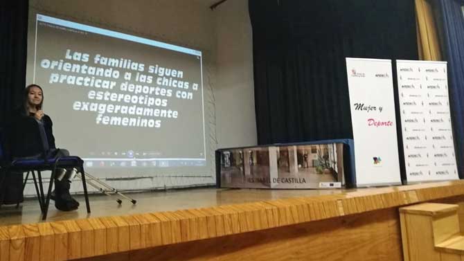 La tenista Paula Arias, en el IES Isabel de Castilla.