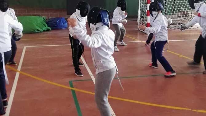 Escolares practican esgrima en los Juegos Escolares.