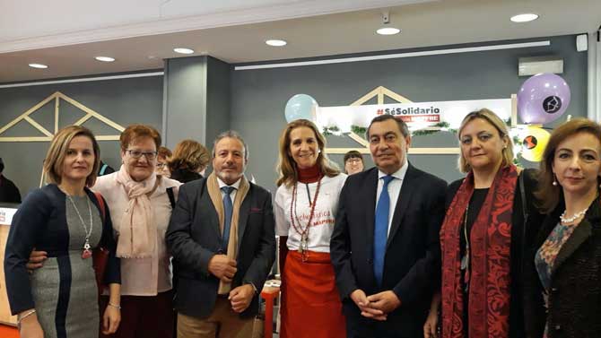 La infanta Elena con la Asociación de Alzheimer de Ávila en el mercadillo de la Fundación Mapfre.