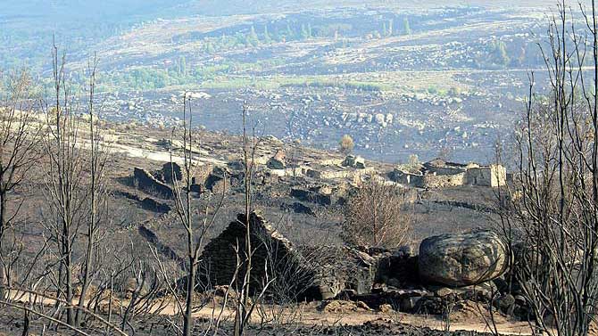 Chozos de Navalosa tras el incendio de 2017.