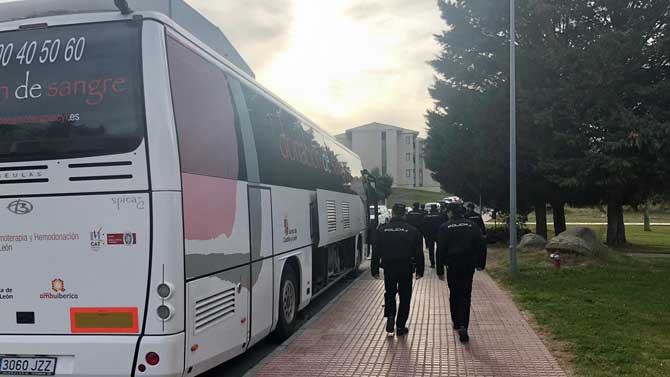 El autobús del Centro de Hemoterapia en la Escuela de Policía.
