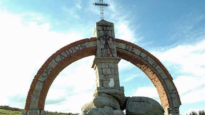 Monumento franquista en el puerto del Pico.
