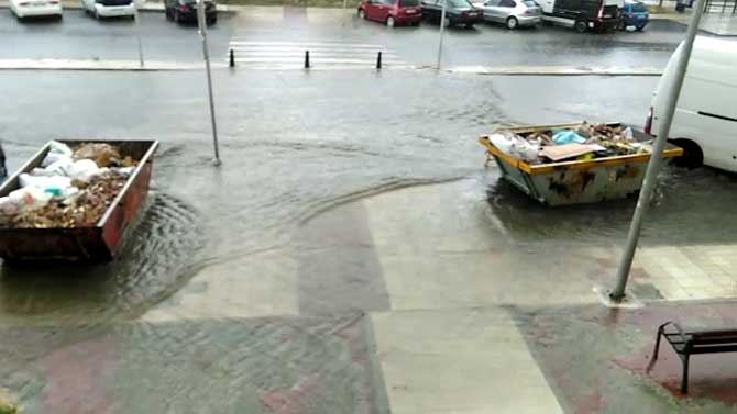 Inundaci&oacute;n en la calle Rodr&iacute;guez Sahag&uacute;n en la pasada primavera.