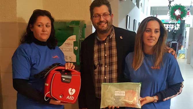 El AMPA entrega un desfibrilador al Colegio Pablo VI.