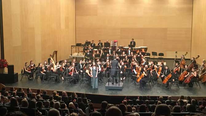 Helena Ressurei&ccedil;&atilde;o con la Orquesta de &Aacute;vila.