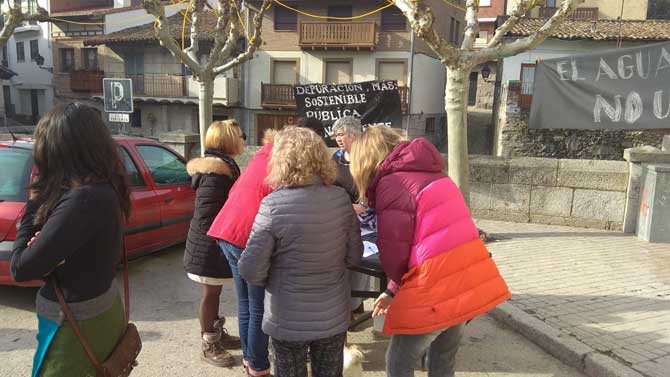 Recogida de firmas contra la depuradora en Cuevas del Valle.