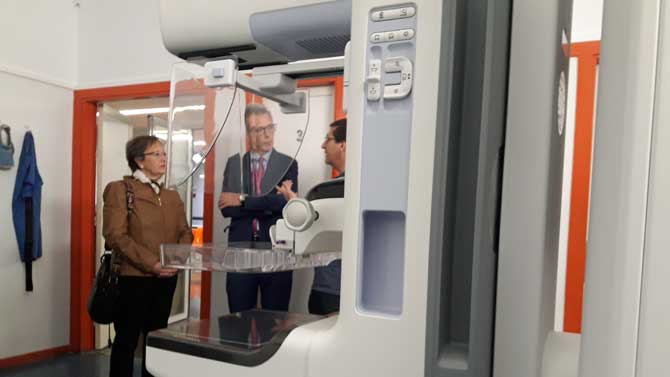 El delegado de la Junta en la presentaci&oacute;n de un mam&oacute;grafo en el Centro de Especialidades &Aacute;vila Norte.