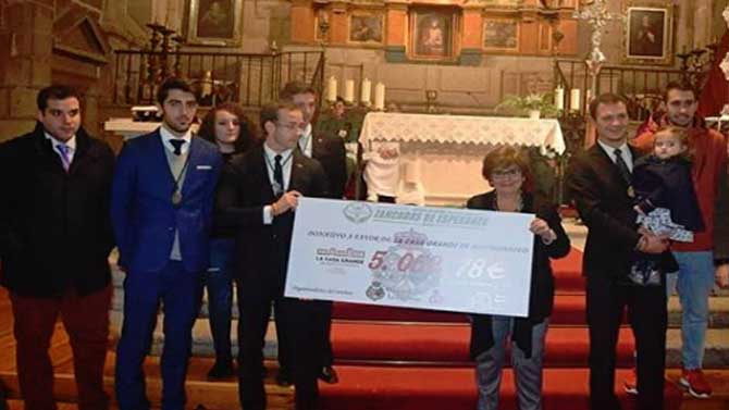 La Hermandad de la Esperanza entrega la recaudación de la carrera a La Casa Grande.