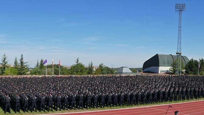 Alumnos de Escuela de Policía en el día de su patrón.