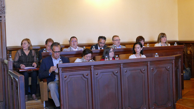 Patricia Garc&iacute;a, portavoz del PP, abajo a la derecha en un pleno municipal.