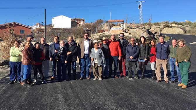 El presidente de la Diputación en la carretera AV-P-416, entre Navaquesera y Navatalgordo.