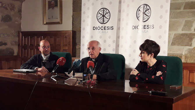 Ra&uacute;l Garc&iacute;a, Jes&uacute;s Garc&iacute;a Burillo y Auxi Rueda -durante la presentaci&oacute;n de la ordenaci&oacute;n episcopal del nuevo obispo.
