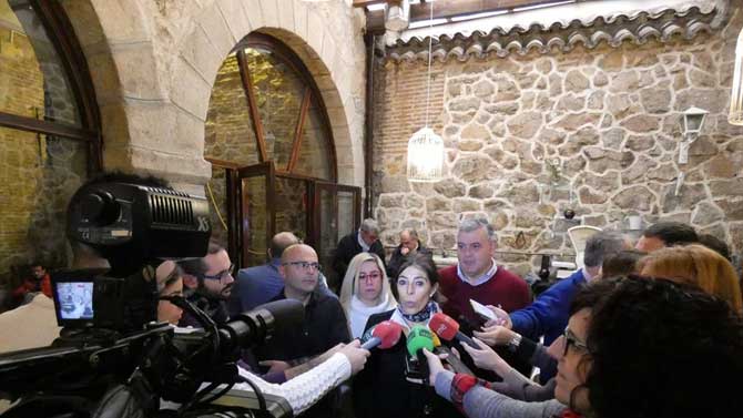 Yolanda V&aacute;zquez realiza declaraciones ante los periodistas.