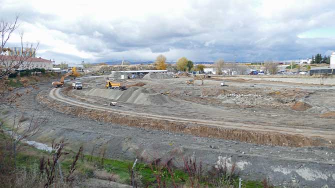 Obras de Nissan junto a la fábrica donde se encontraba la pista de pruebas.