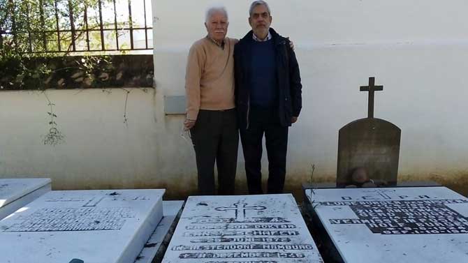 Ruiz de Pablos en la tumba de historiador alem&aacute;n E.Sch&auml;fer en el cementerio de San Fernando, en Sevilla.