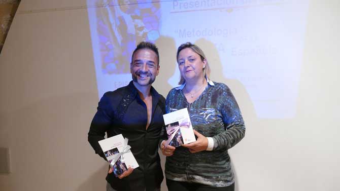 El bailar&iacute;n Javier del Real con la presidenta de Af&aacute;vila, Montserrar Cort&eacute;s.