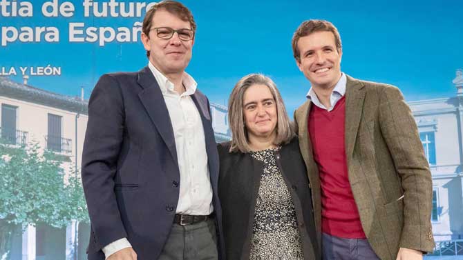 Sonsoles Sánchez_Reyes, entre Alfonso Fernández Mañueco y Pablo Casado.