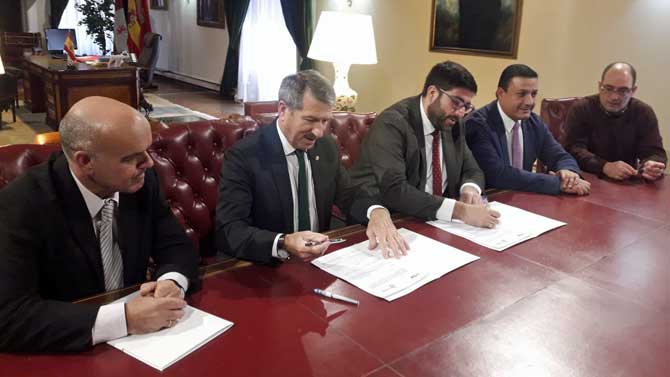 Firma del convenio entre Diputación y Confae del Plan Industrial 2020.