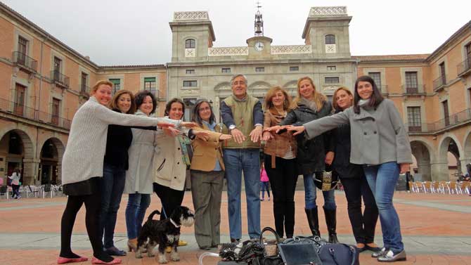 José Luis Rivas, con las mujeres de su candidatura en 2015.