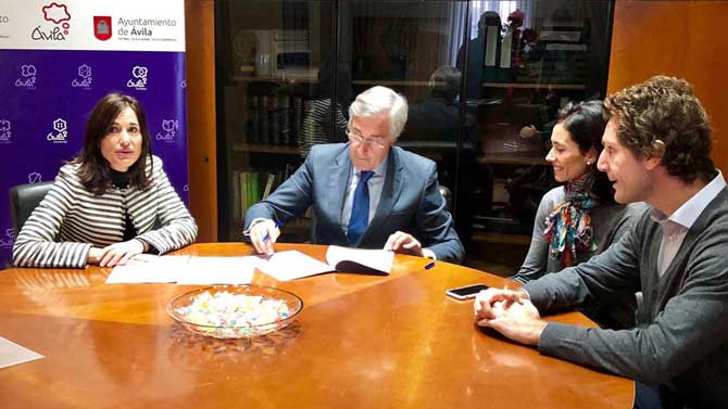 Firma del acuerdo entre Ayuntamiento de &Aacute;vila y Liberty Responde.