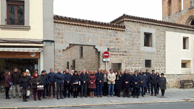 Concentraci&oacute;n en la Delegaci&oacute;n de la Junta en repulsa por la muerte de Laura Luelmo.