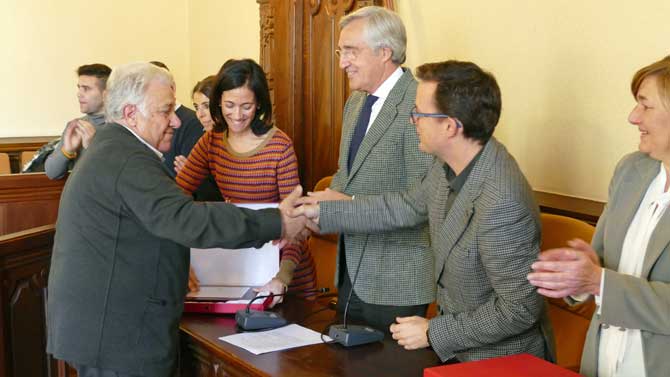 El alcalde de Ávila en el homenaje a los jubilados del Ayuntamiento.