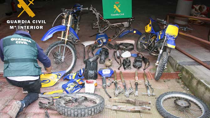 Piezas y elementos de ciclomotores recuperados por la Guardia Civil.