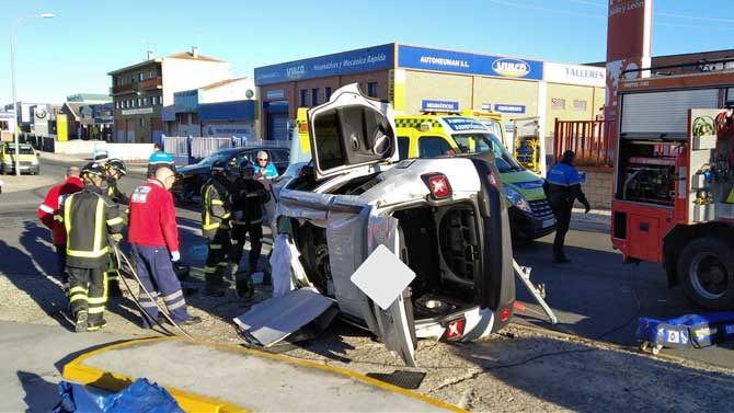 Colisión entre dos vehículos en el Polígono de Las Hervencias.