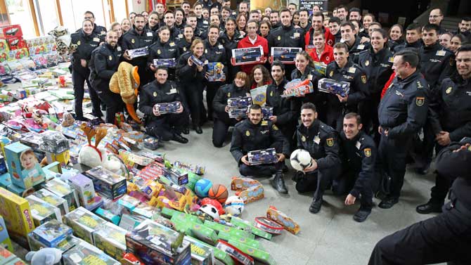 Entrega de juguetes de la Escuela de Polic&iacute;a a Cruz Roja.