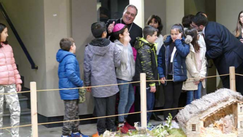 El obispo de &Aacute;vila coloca el solideo a un ni&ntilde;o.